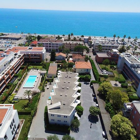 Hotel L'Etape Вильнёв-Лубе Экстерьер фото